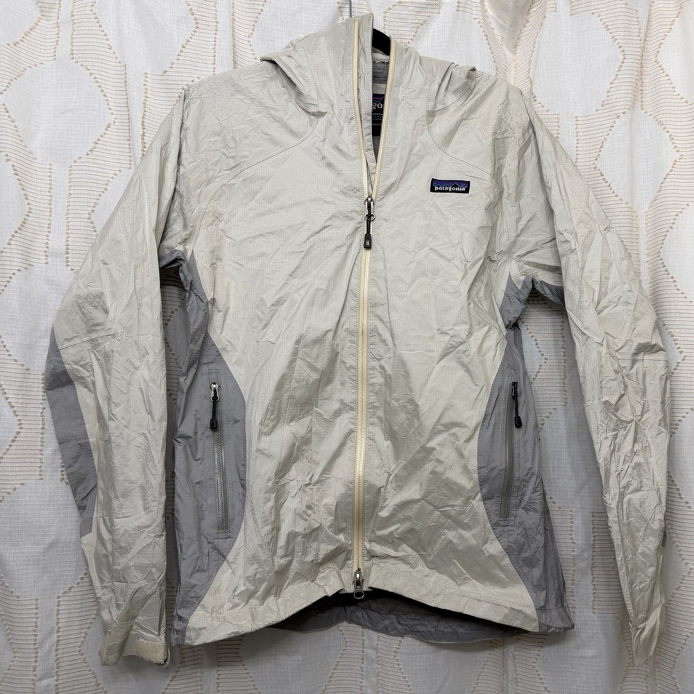 Patagonia Off-White and Light Gray Jacket